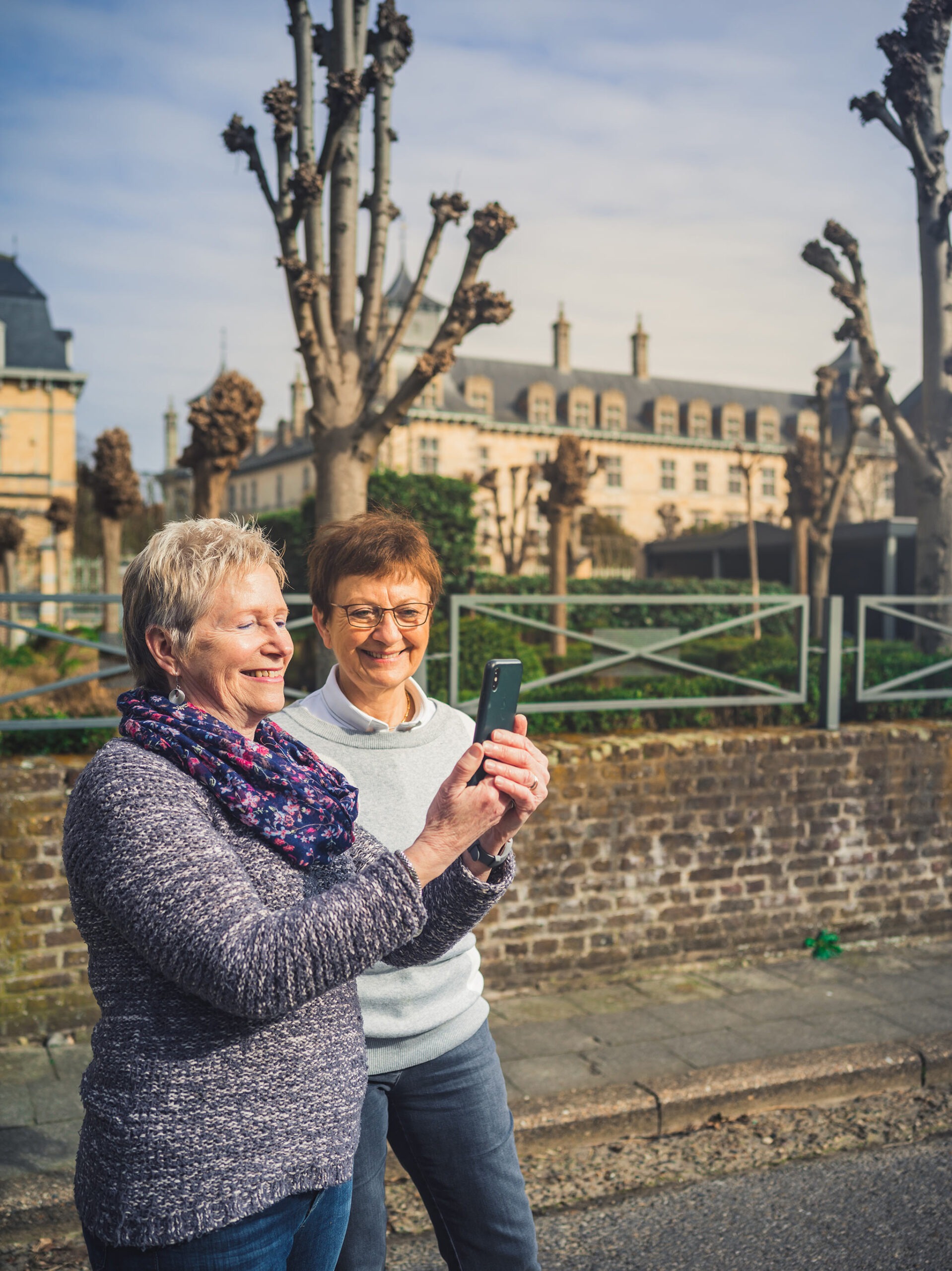 Twee vrouwen met smartphone in Oud-Rekem@Kris van de Sande