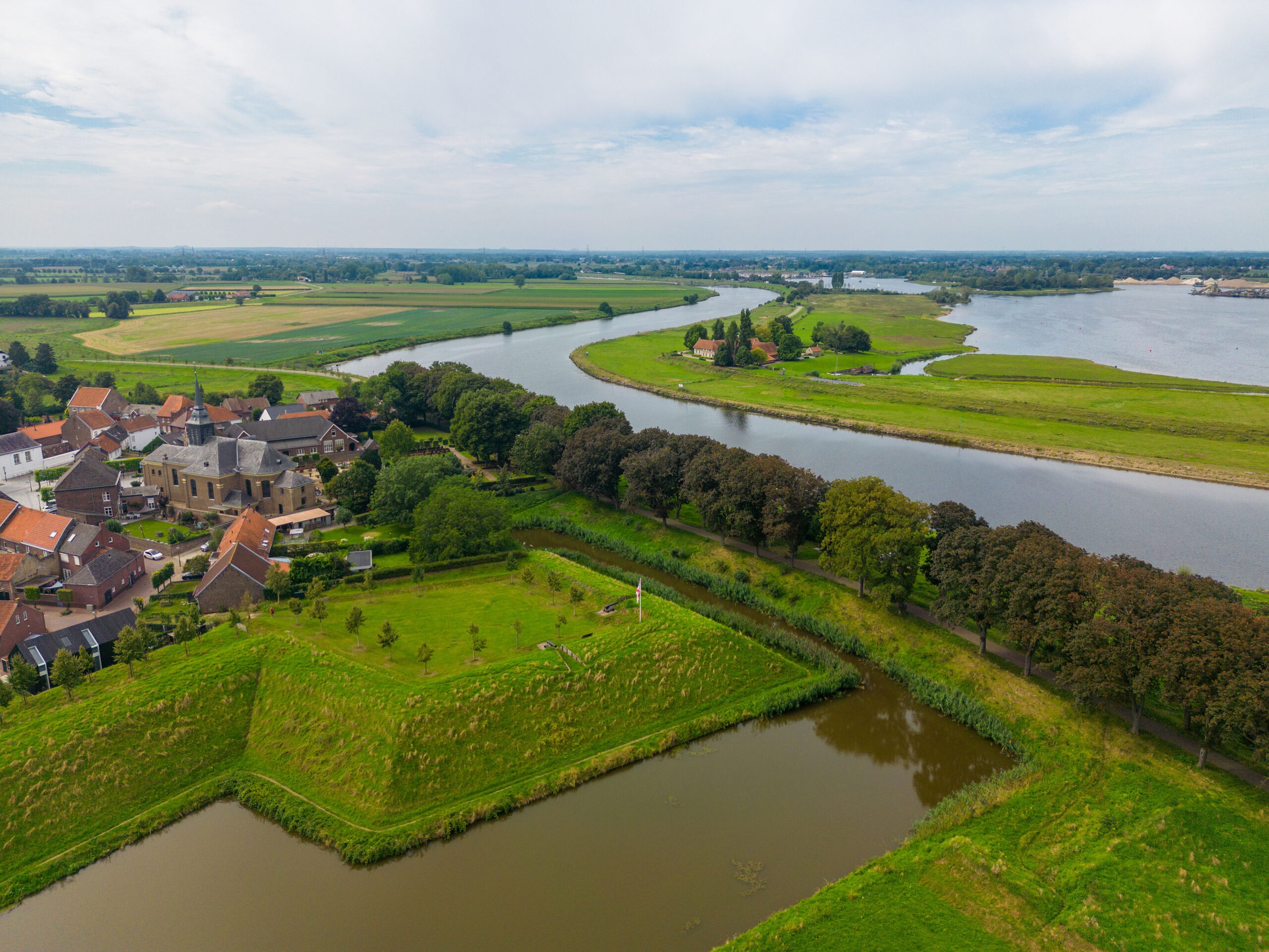 Luchtfoto Stevensweert langs de Maas @Dan Verbruggen