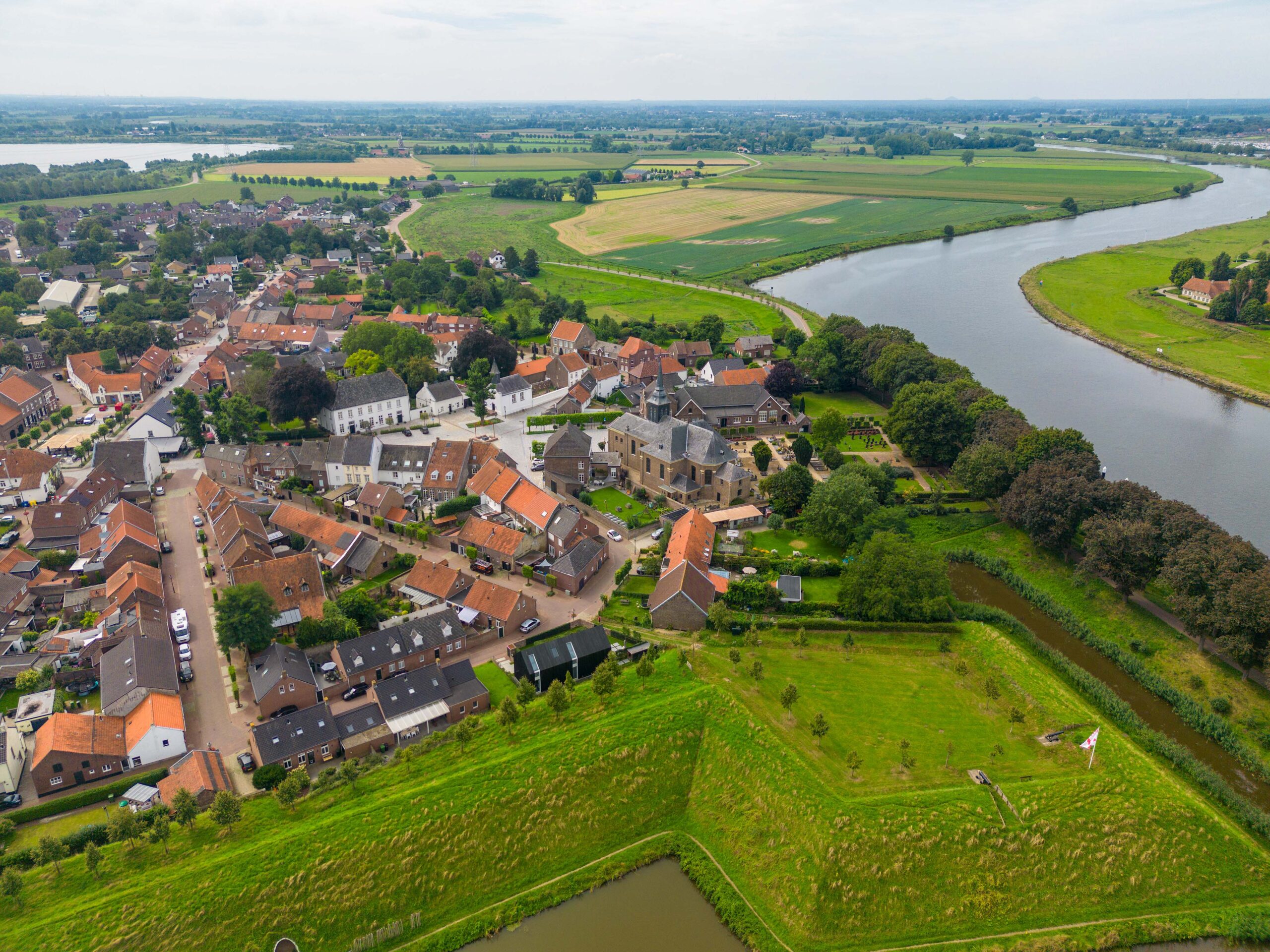 Luchtfoto Stevensweert langs de Maas @Ausilio Photography