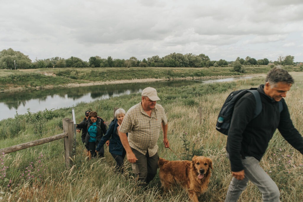 Wandelaars struinen langs de Maas @Jorgo Kokkinidis