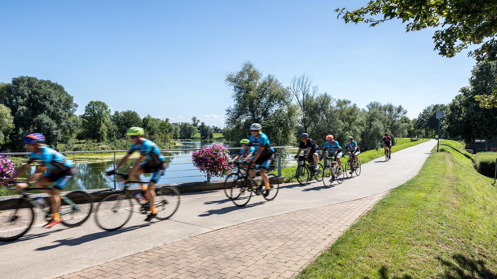 Groep fietsers op de dijk aan De Wissen© Ausiliophotography