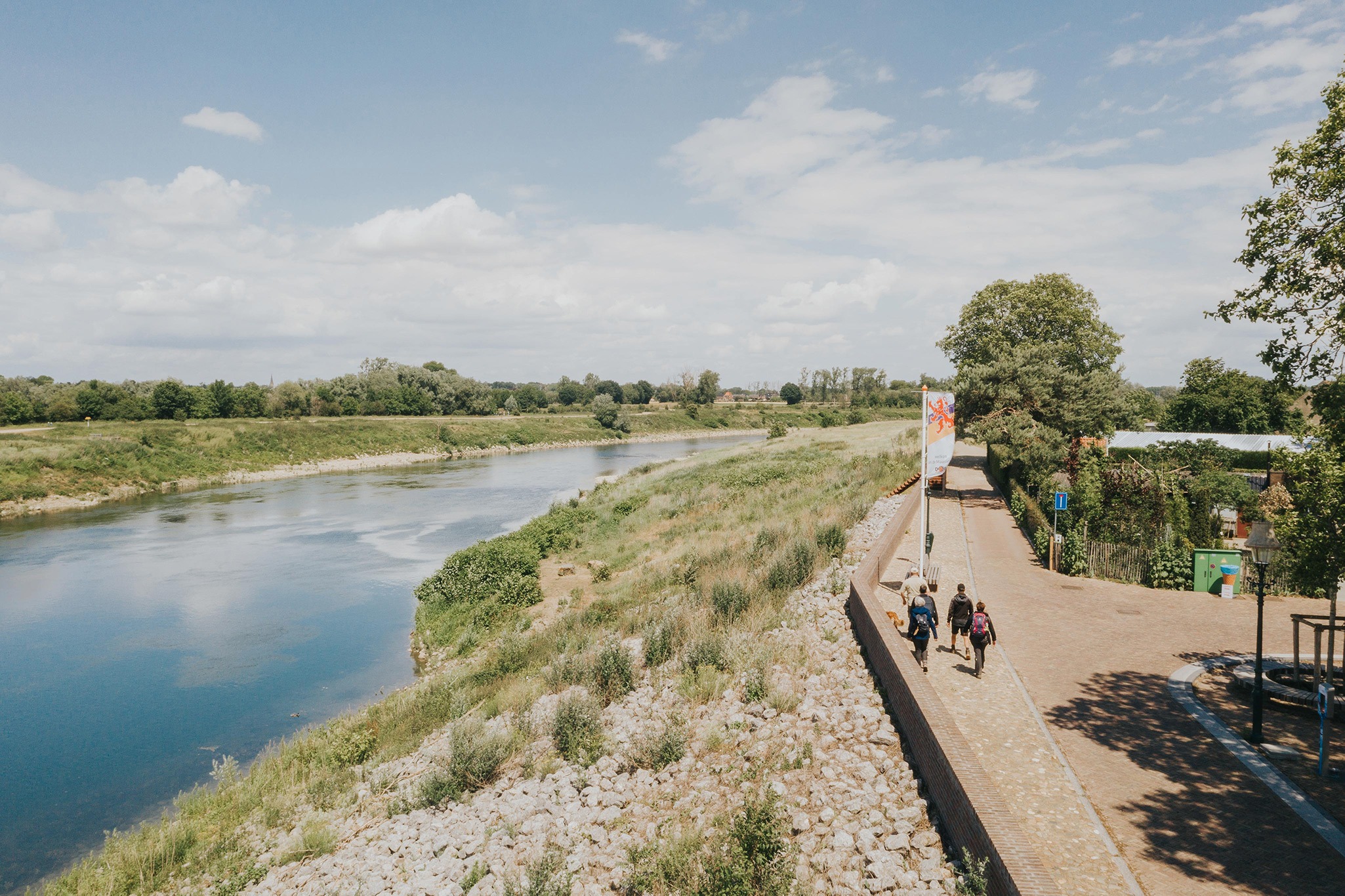 Wandelaars langs Nederlandse oever © Jorgo Kokkinidis