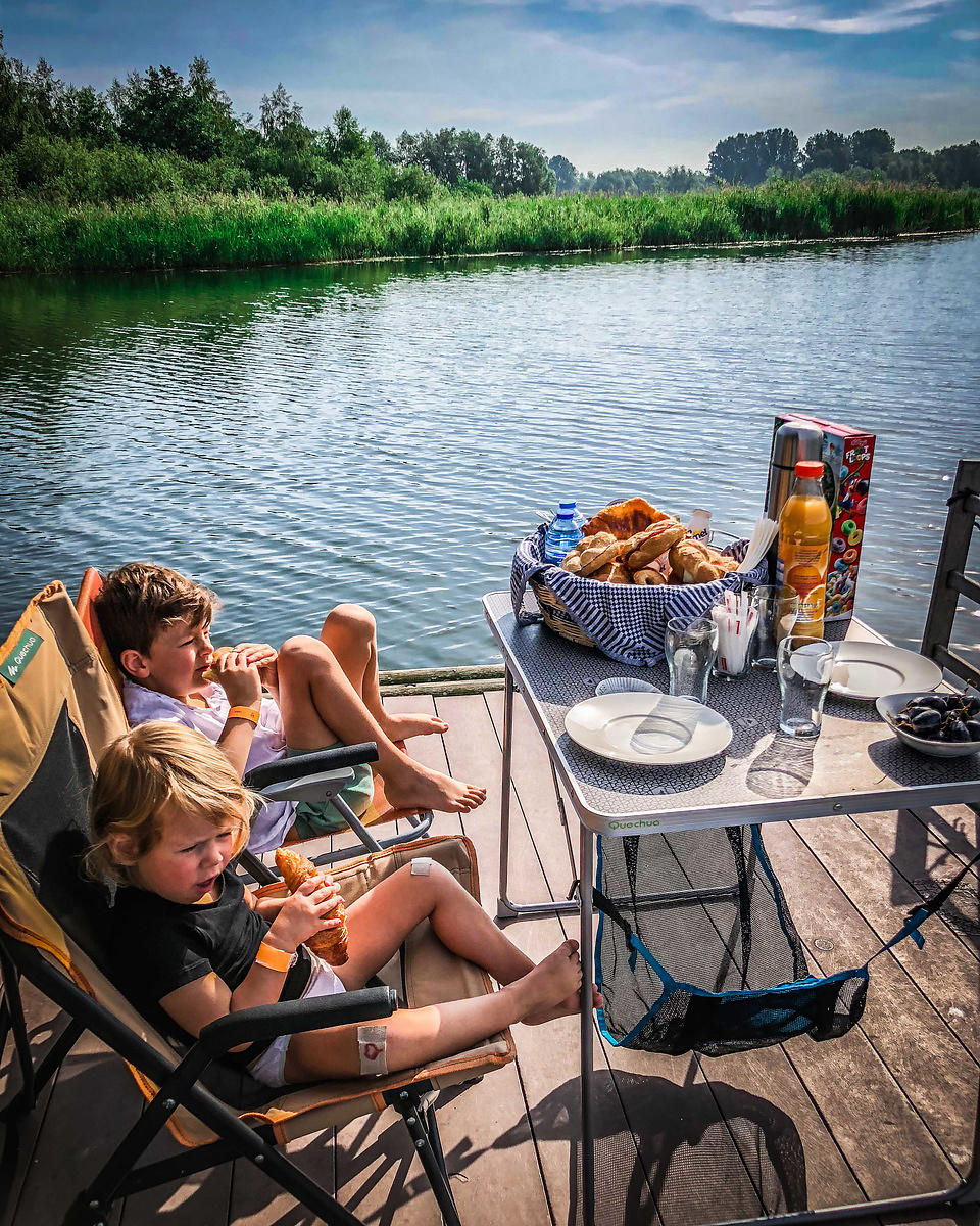 Kinderen ontbijten op kampeervlot