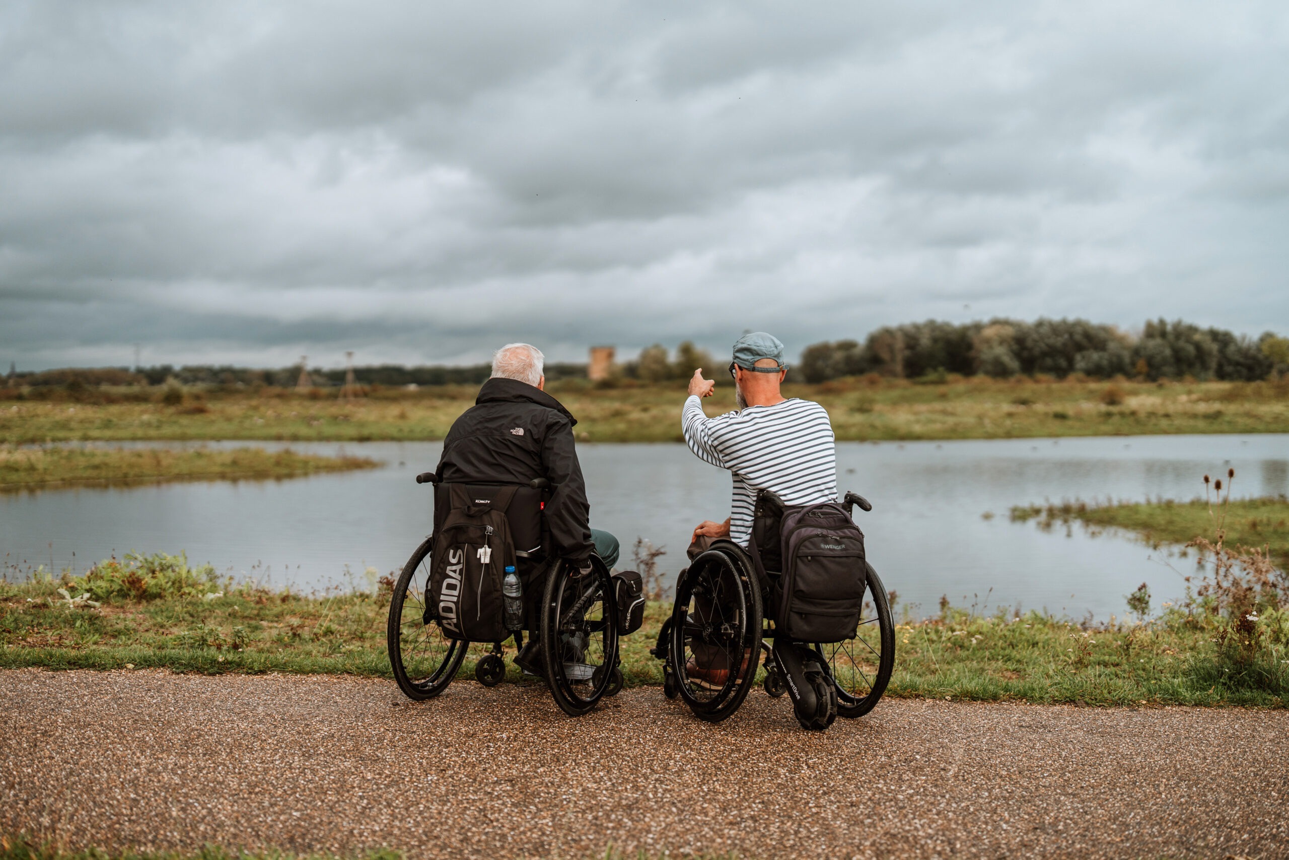 Twee rolstoelgebruikers in Negenoord © Visual Nomad