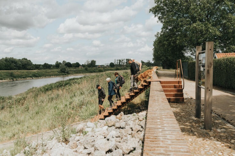 Wandelaars op oude veertrap in Maasband Jorgo Kokkinidis