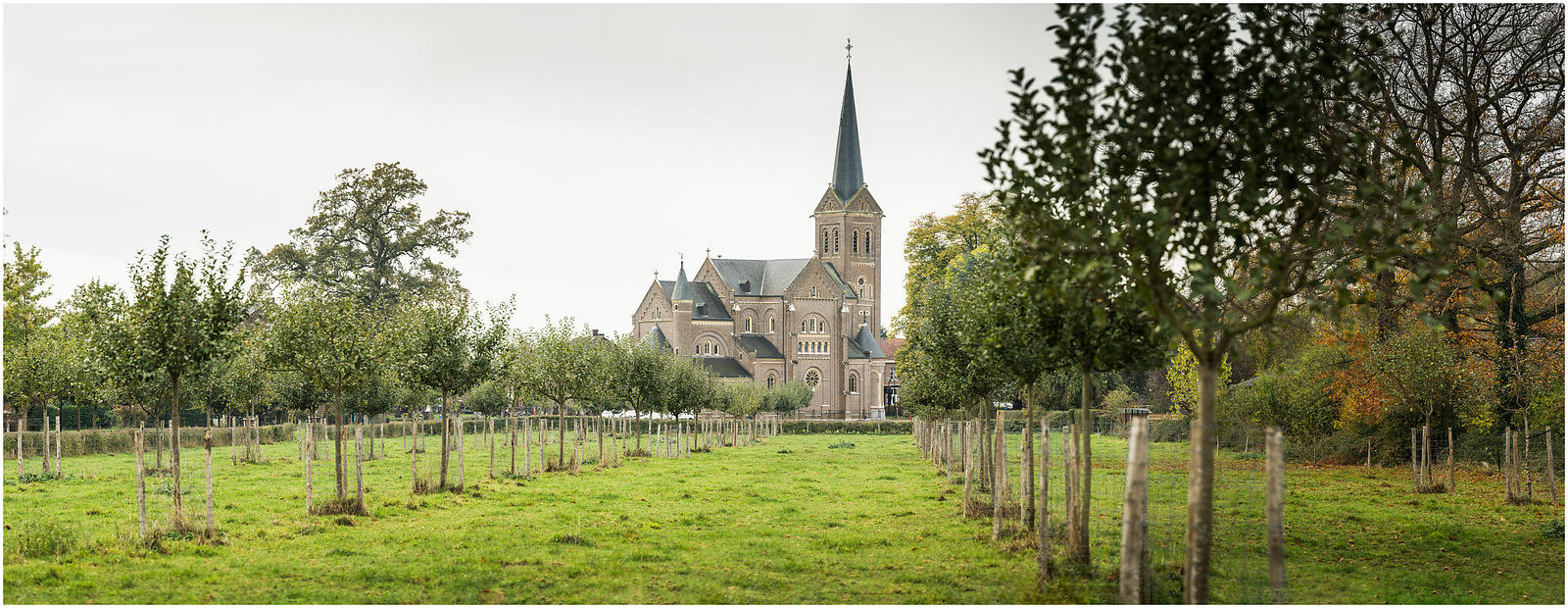 Zicht op kerk Leut © Rudi van Beek