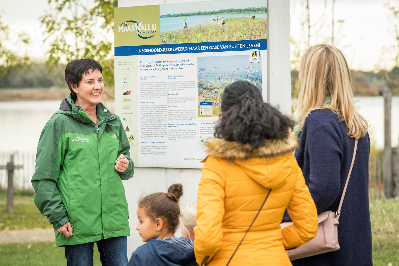 MaasVerkenner met groep aan startbord in Stokkem © Rudi Van Beek