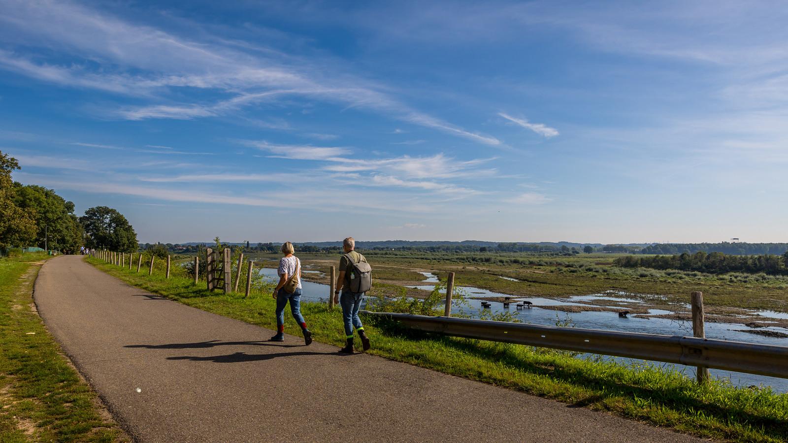 Wandelaars langs Maas in Herbricht ©AusilioPhotography