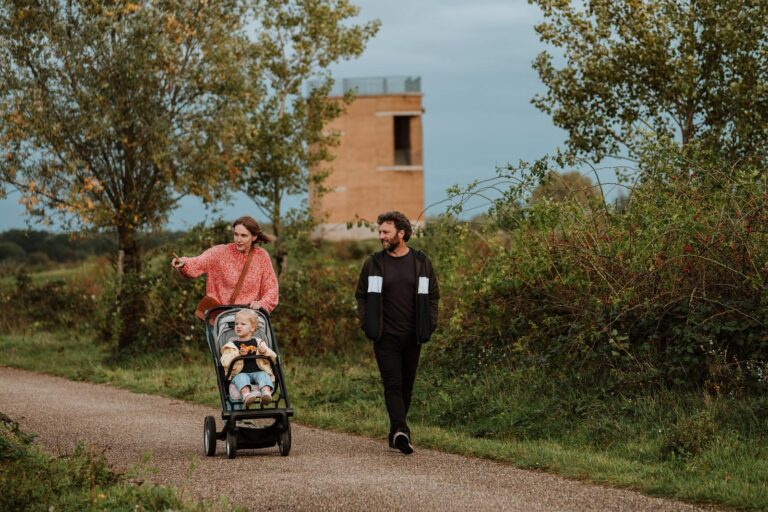 Wandelaars met kinderwagen in Negenoord Visual Nomad