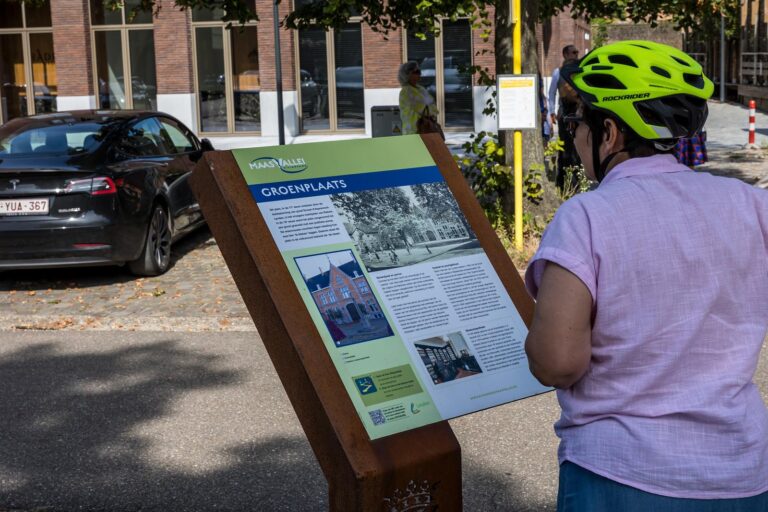 Fietser kijkt naar infobord in Oud-Rekem ©AusilioPhotography