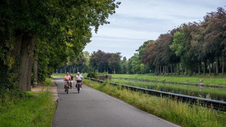 Fietsers langs Zuid-Willemsvaart in Oud-Rekem ©AusilioPhotography