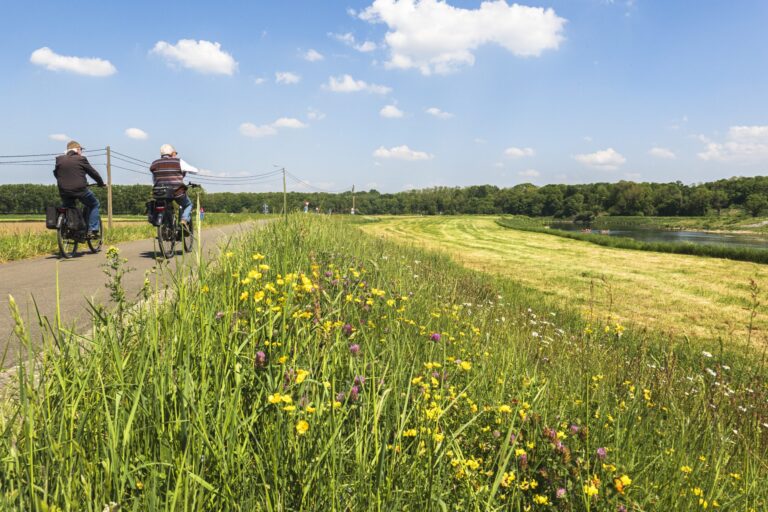 Fietsers langs dijk in Maasmechelen Ben Creemers