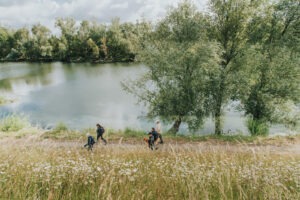 Wandelaars langs oude Maas in Stokkem ©Jorgo Kokkinidis