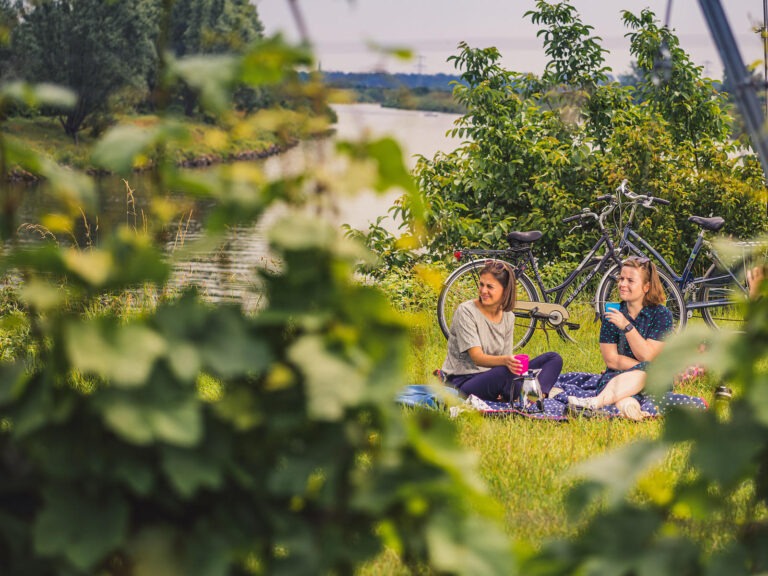 Meisjes picknicken langs de Maas in Aldeneik KVDS