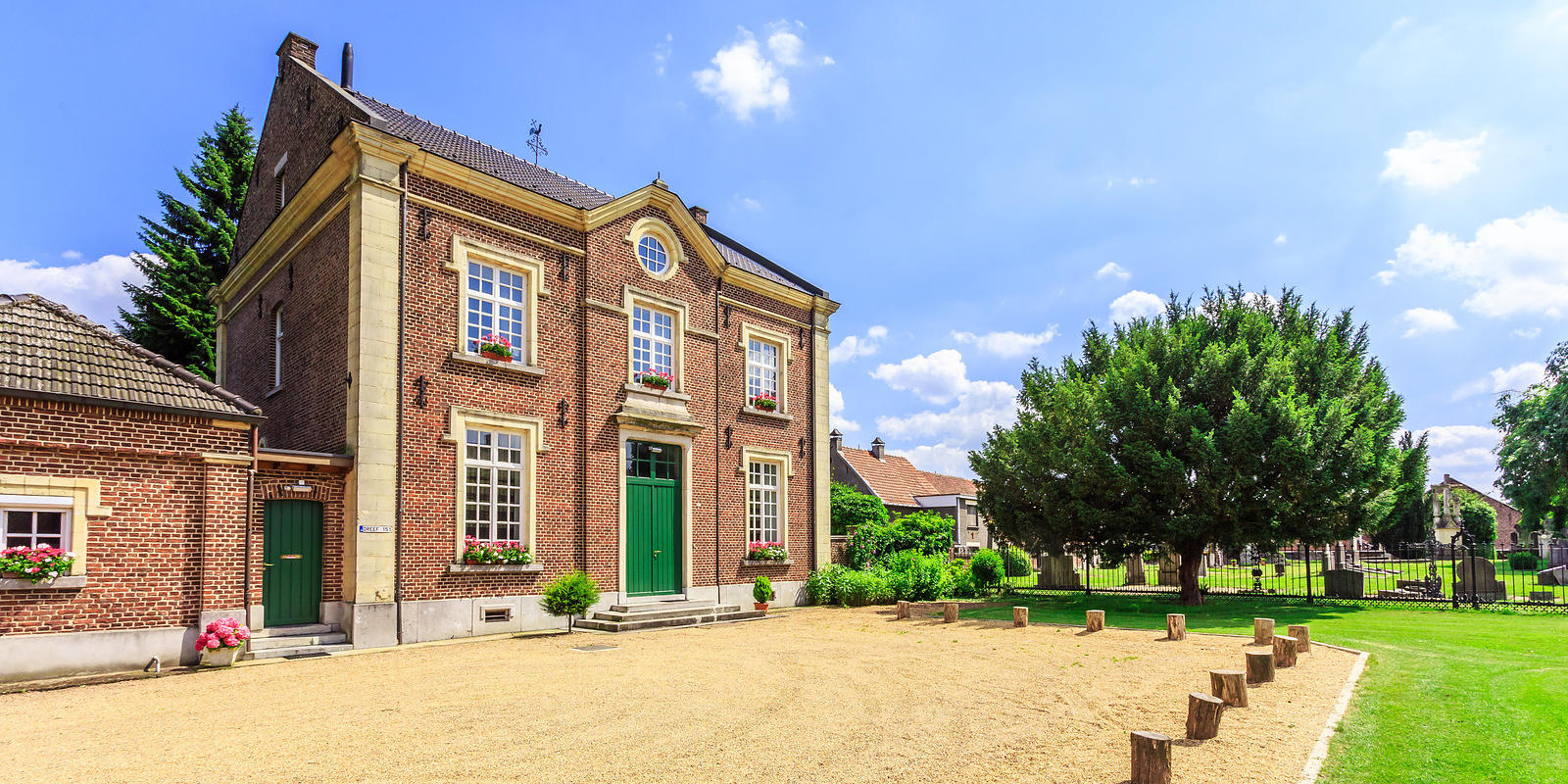 Zicht op pastorie Leut Kobe Van Looveren