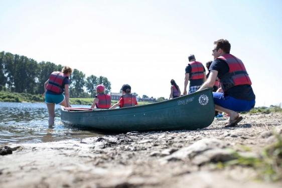 Mensen met kajak langs het water © Wouter Roosenboom