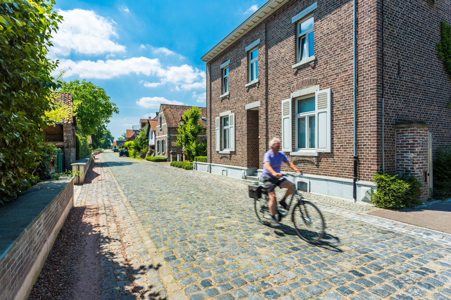 Fietser in een Maasdorp©Gert Arijs