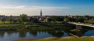 Zicht op Maasbrug en kerk van Maaseik