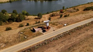 Luchtfoto van kunstwerk Echoes of a Landscape voor Kunst aan de Maas